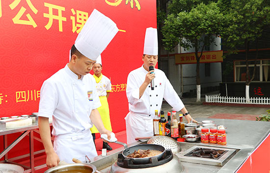 老师开讲丨老师炫技显身手，现场演绎高超技能！