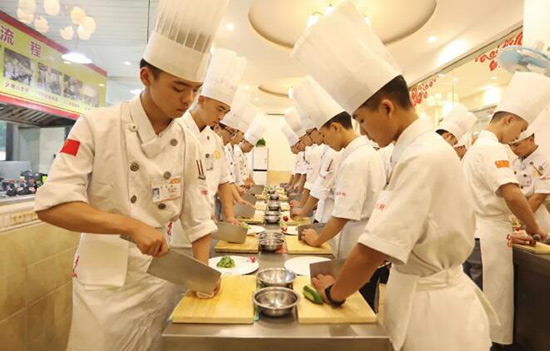 烹饪培训学校学厨师一年学费一般多少钱