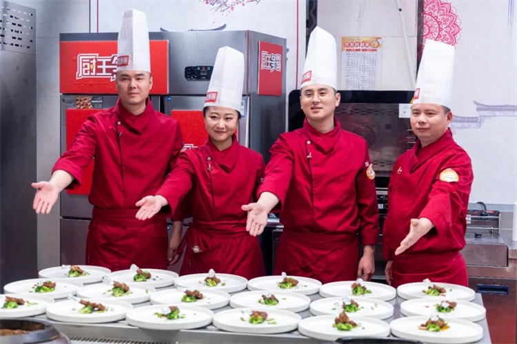 新东方烹饪战队成为央视《厨王争霸》总决赛冠