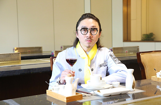 最后送上帅帅哒黄研滴美照~喜欢黄研和新东方烹饪的小伙伴们记得查收