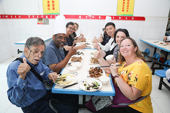 练刀工学中餐，12位外国友人学艺成都新东方！