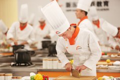 学厨师去厨师学校好还是在酒店当学徒？
