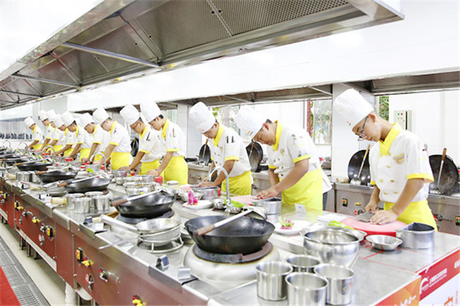 学厨师找师傅带还是去厨师学校好
