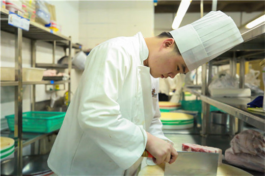 打工返乡学厨师 改变命运正当时