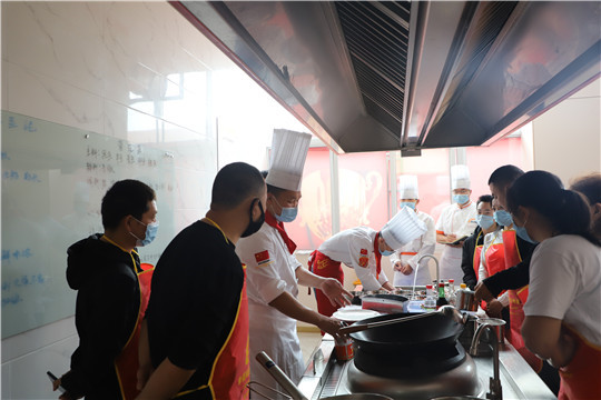 学厨师去酒店还是专业厨师学校呢？