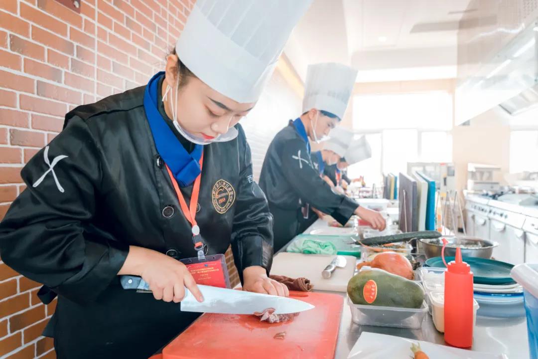 女生适合学中餐还是学西餐呢？